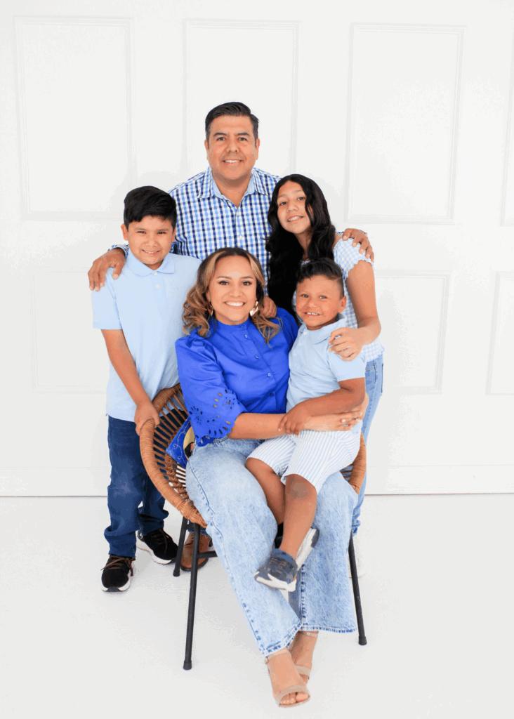 Gabby Cornelio, madre y autora hispana, acompañada de su familia y su hijo con discapacidad, reflejando fortaleza, amor y unidad