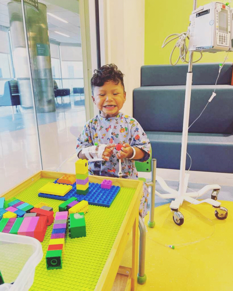 Niño con discapacidad recibiendo educación en un centro especializado